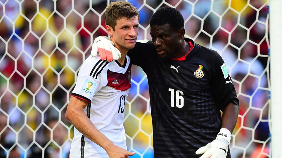 O goleiro de Gana, Fatau Dauda, conversa com o alemão Thomas Müeller