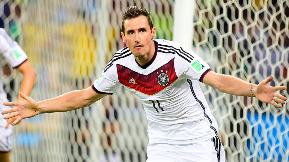 O alemão Miroslav Klose comemora gol de empate contra Gana.
