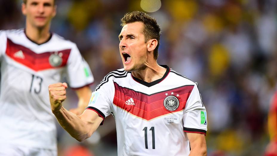 O alemão Miroslav Klose marca gol contra Gana e se iguala a Ronaldo no número de gols em Copa do Mundo
