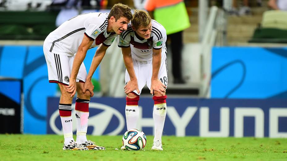 Thomas Müller e Toni Kroos conversam durante o jogo contra Gana