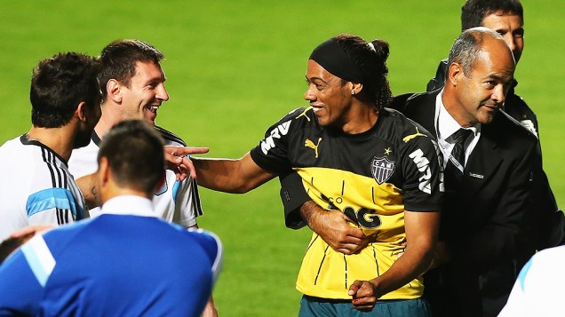 Torcedor parecido com o jogador Ronaldinho Gaúcho invade o treino da Argentina, em Belo Horizonte
