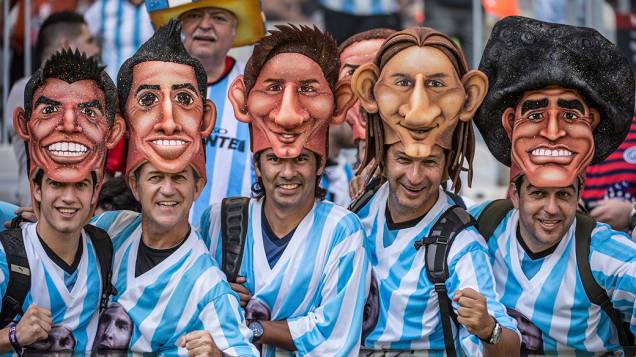 Torcedores da Argentina chegam para o jogo contra o Irã no Mineirão, em Belo Horizonte