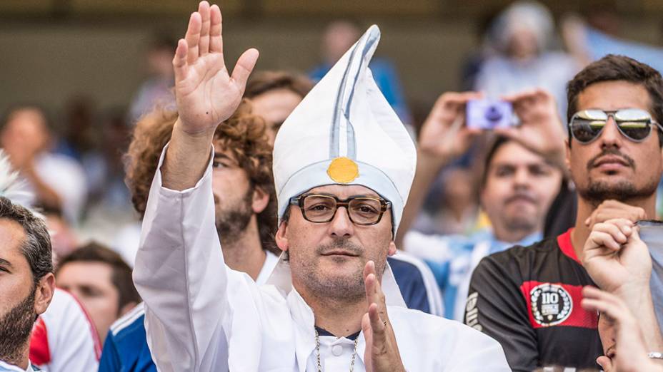 Torcedor se veste se Papa para o jogo contra o Irã no Mineirão, em Belo Horizonte