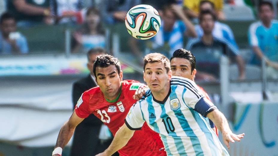 O argentino Messi disputa a bola com jogador do Irã no Mineirão, em Belo Horizonte