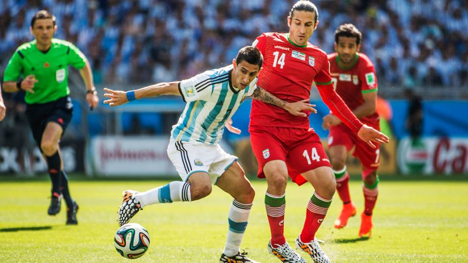 O argentino Di María disputa a bola com jogador do Irã no Mineirão, em Belo Horizonte