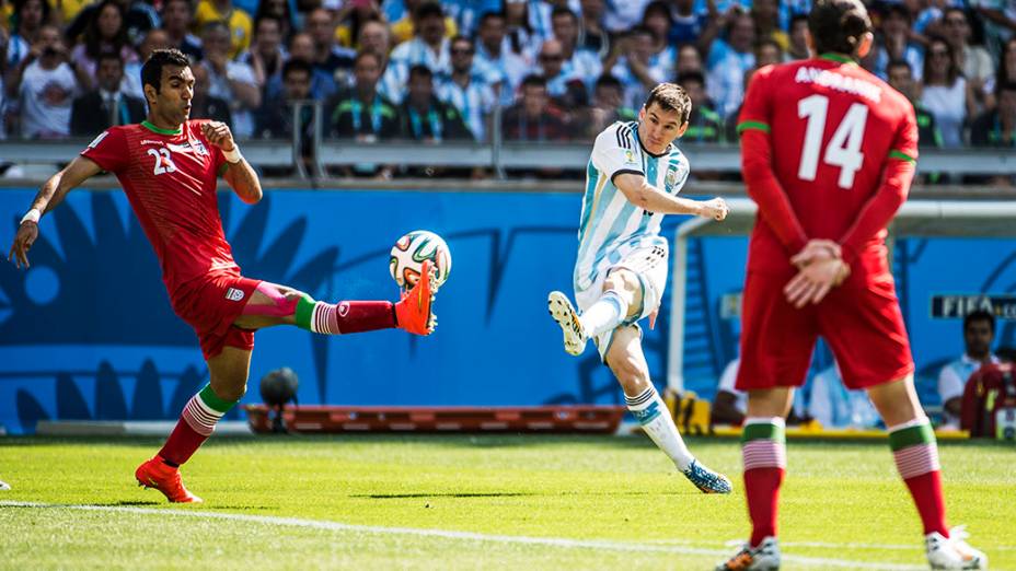 O argentino Messi chuta a bola contra o gol do Irã no Mineirão, em Belo Horizonte