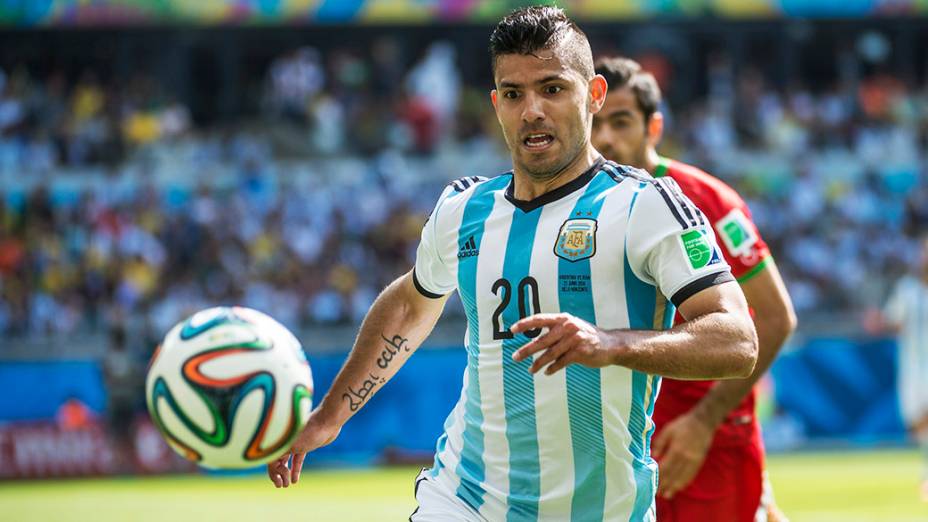 Agüero, da Argentina, corre para alcançar a bola no jogo contra o Irã no Mineirão, em Belo Horizonte