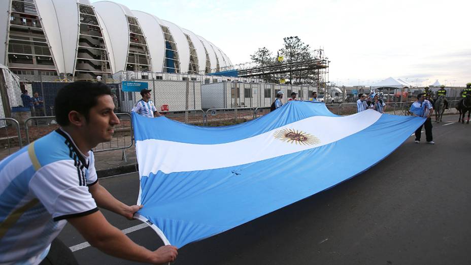 Torcedores argentinos chegam ao estádio Beira Rio, em Porto Alegre, para a acompanhar partida contra a Nigéria