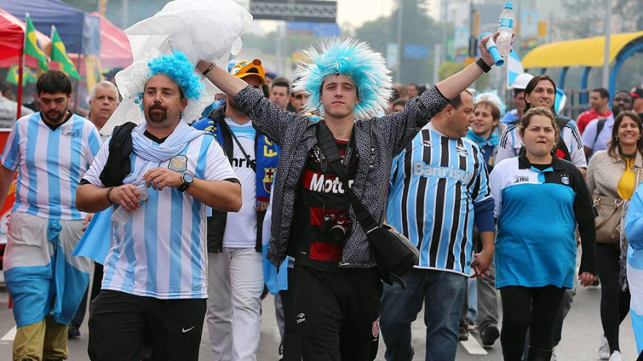 Torcedores argentinos tomam conta das ruas de Porto Alegre para acompanhar partida contra a Nigéria, no estádio Beira Rio