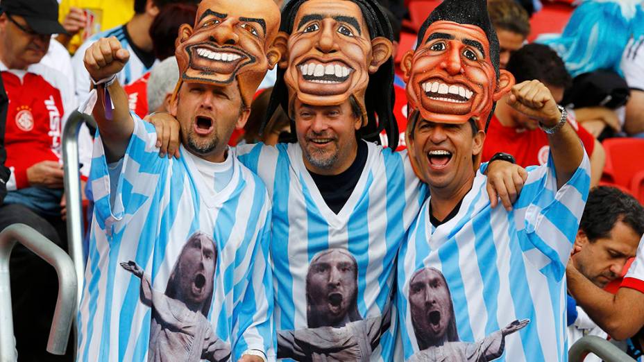 Torcedores chegam para a partida entre Argentina e Nigéria, no estádio Beira Rio, em Porto Alegre