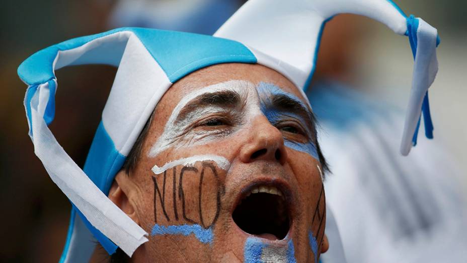 Torcedores chegam para a partida entre Argentina e Nigéria, no estádio Beira Rio, em Porto Alegre