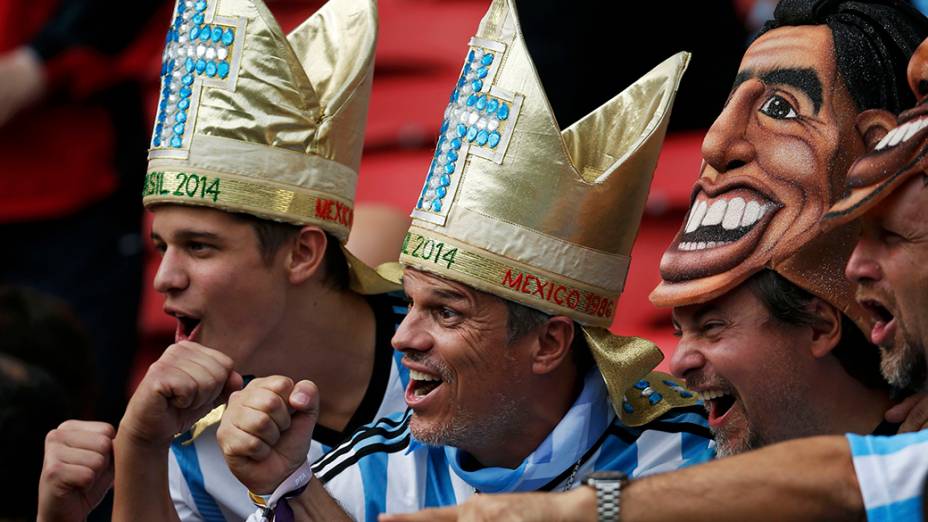 Torcedores chegam para a partida entre Argentina e Nigéria, no estádio Beira Rio, em Porto Alegre