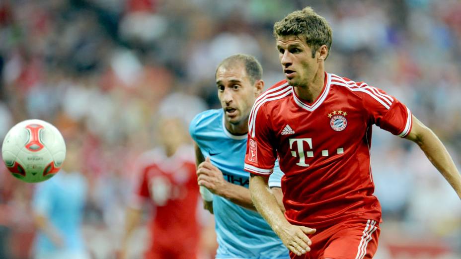 Müller disputa a bola com Zabaleta, do Manchester City