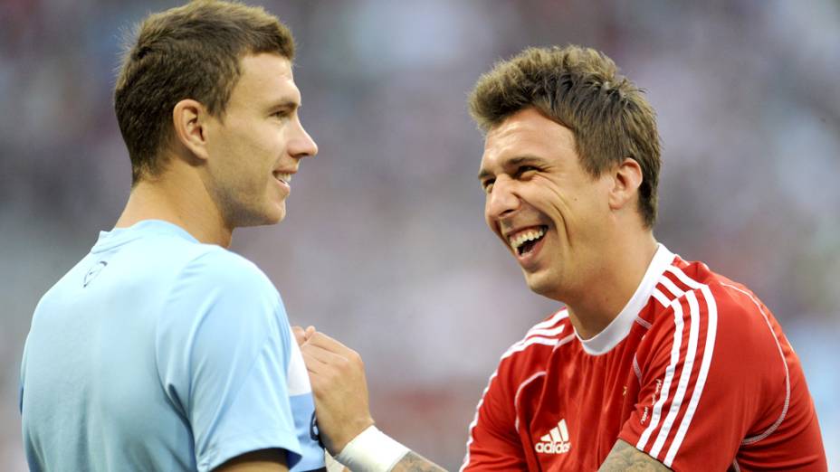 Mandzukic conversa com Dzeko na final entre Bayern de Munique e Manchester City