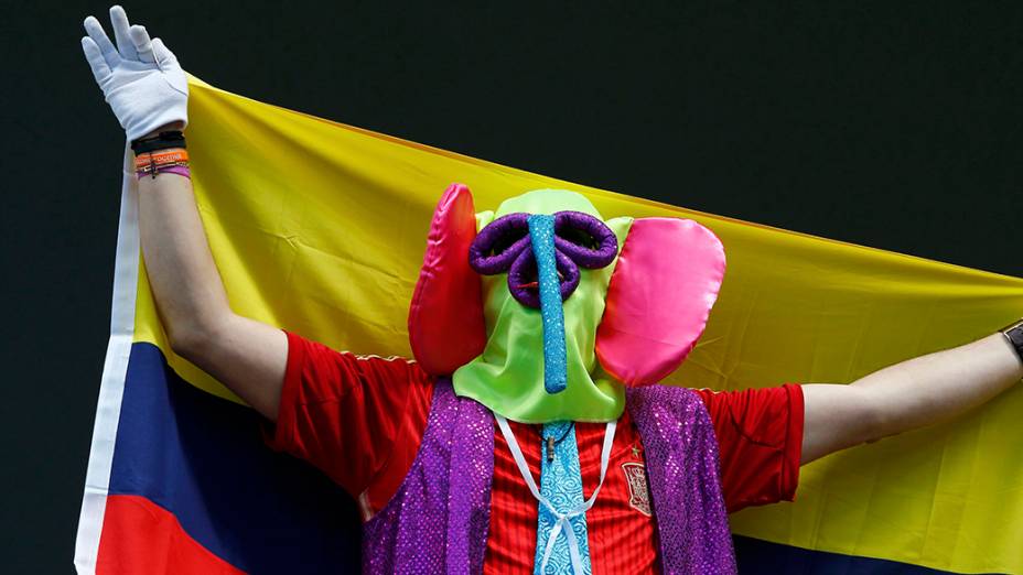 Torcedores chegam para a partida entre Austrália e Espanha, na arena Baixada, em Curitiba