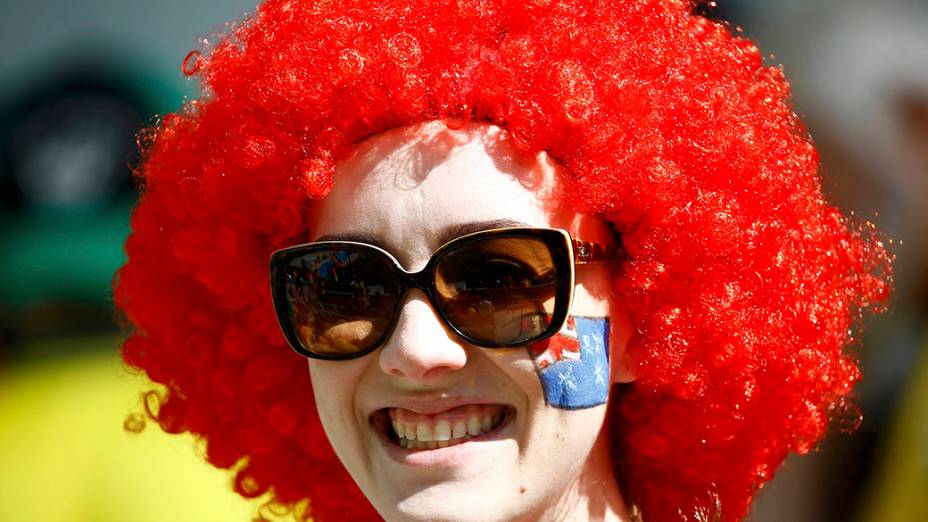 Torcedores chegam para a partida entre Austrália e Espanha, na arena Baixada, em Curitiba