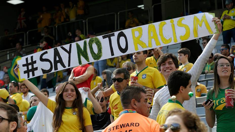 Torcedores chegam para a partida entre Austrália e Espanha, na arena Baixada, em Curitiba