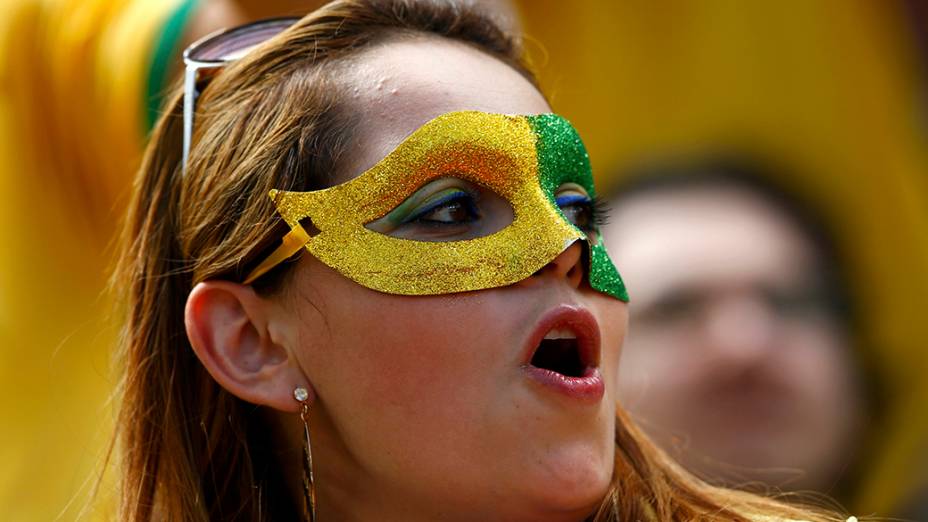 Torcedores chegam para a partida entre Austrália e Espanha, na arena Baixada, em Curitiba