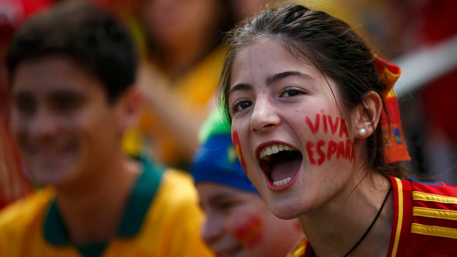 Torcedores chegam para a partida entre Austrália e Espanha, na arena Baixada, em Curitiba