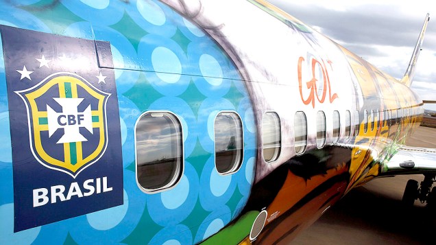 O avião da seleção brasileira da Copa de 2014 ganha grafite de ‘Os Gêmeos’