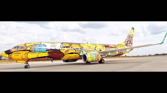 O avião da seleção brasileira da Copa de 2014 ganha grafite de ‘Os Gêmeos’