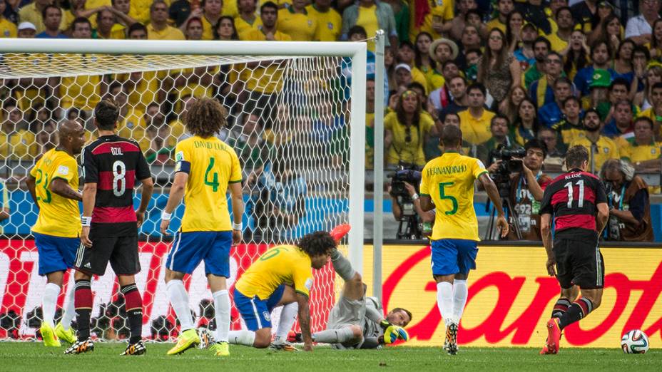Klose marca o segundo gol da Alemanha contra o Brasil e se torna o artilheiro de todas as Copas