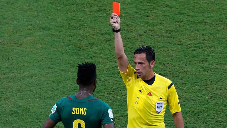 O camaronês Alexandre Song leva cartão vermelho após dar uma cotovelada no croata Mandzukic