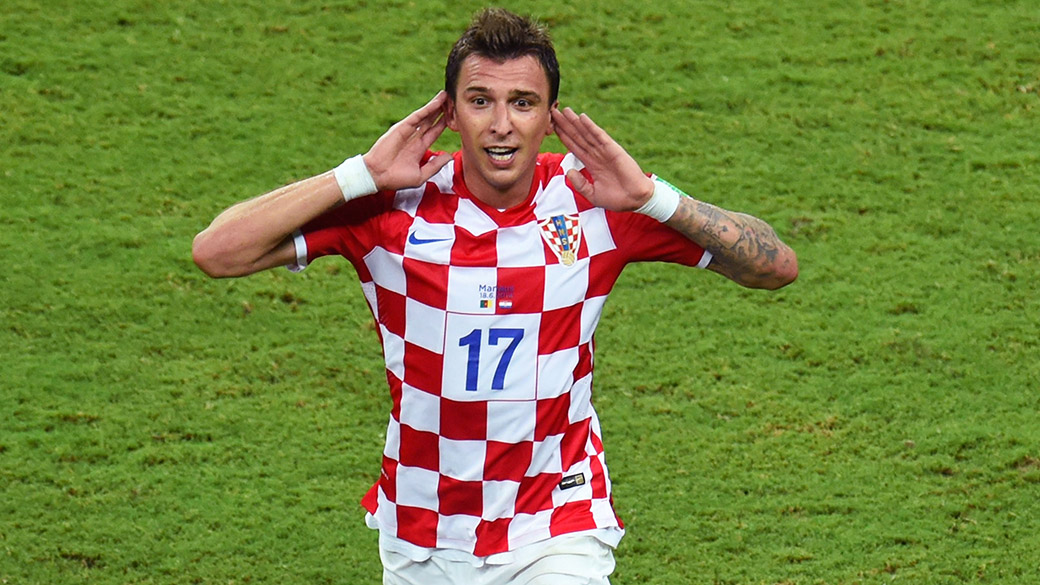 O croata Mario Mandzukic comemora gol contra Camarões na Arena Amazônia, em Manaus