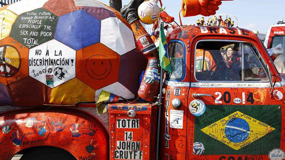 Torcedores chegam ao estádio Itaquera para partida entre Holanda e Chile, em São Paulo