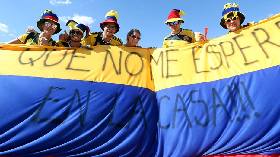 Torcedores chegam para a partida entre Colômbia e Japão, na arena Pantanal, em Cuiabá