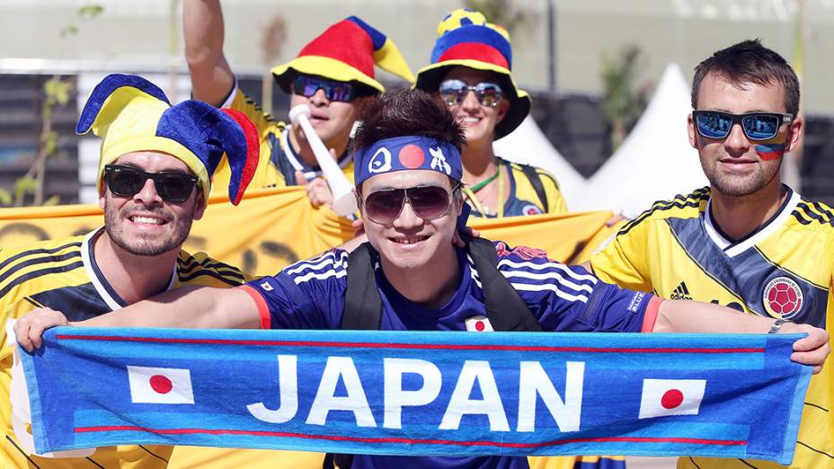 Torcedores chegam para a partida entre Colômbia e Japão, na arena Pantanal, em Cuiabá