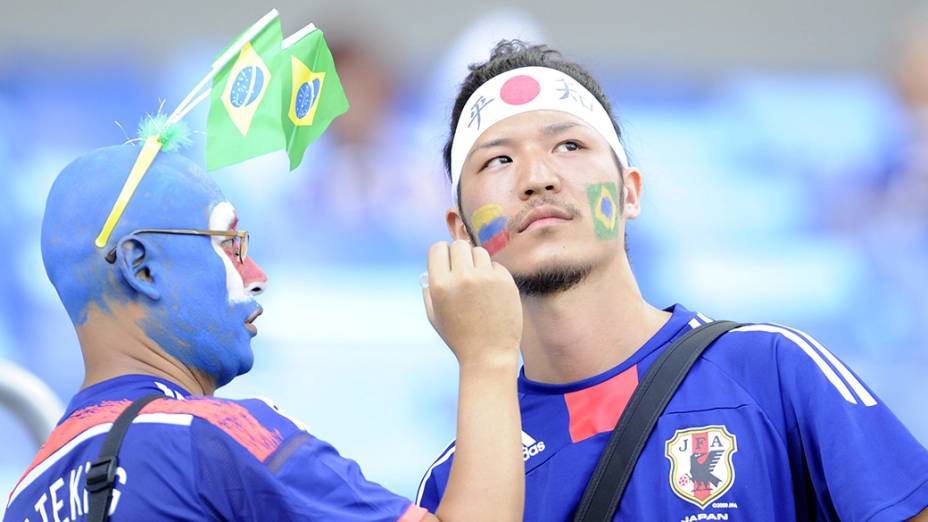 Torcedores chegam para a partida entre Colômbia e Japão, na arena Pantanal, em Cuiabá