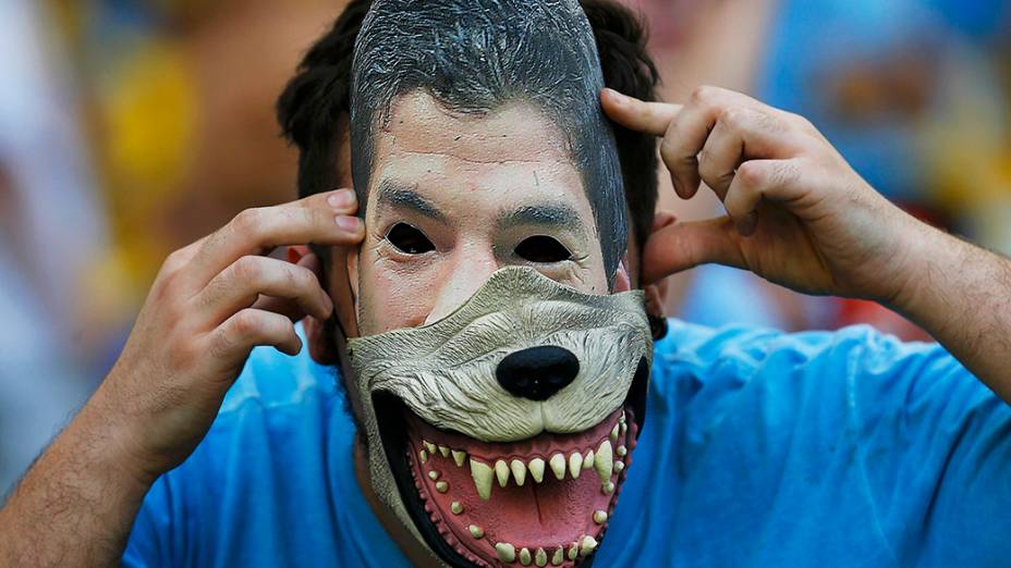 Torcedor do Uruguai usa uma máscara de Luis Suárez antes do jogo contra a Comlômbia, no Rio