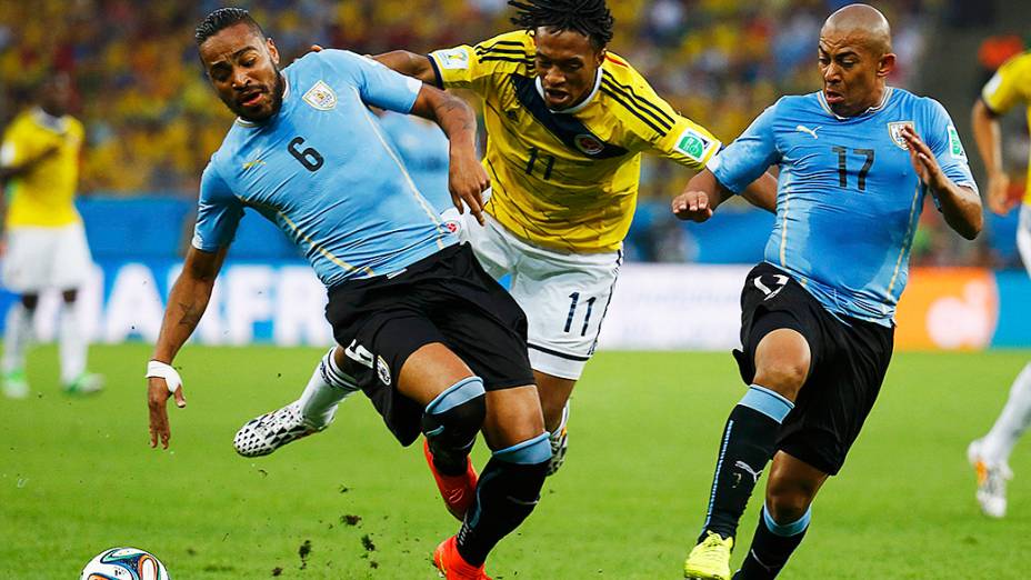 Jogadores de Colômbia e Uruguai disputam a bola durante as oitavas de final no Maracanã, no Rio