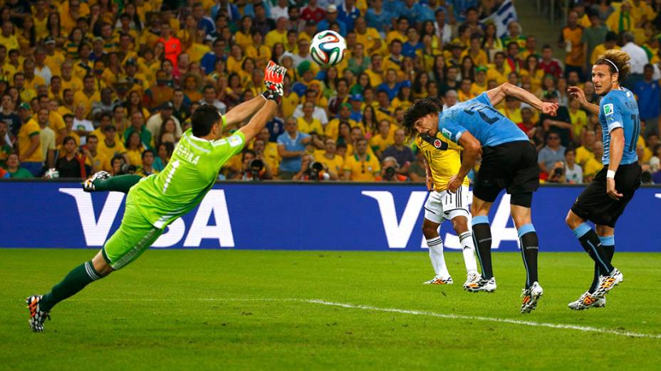 O goleiro Ospina, da Colômbia, defende cabeçada do uruguaio Cavani no Maracanã, no Rio