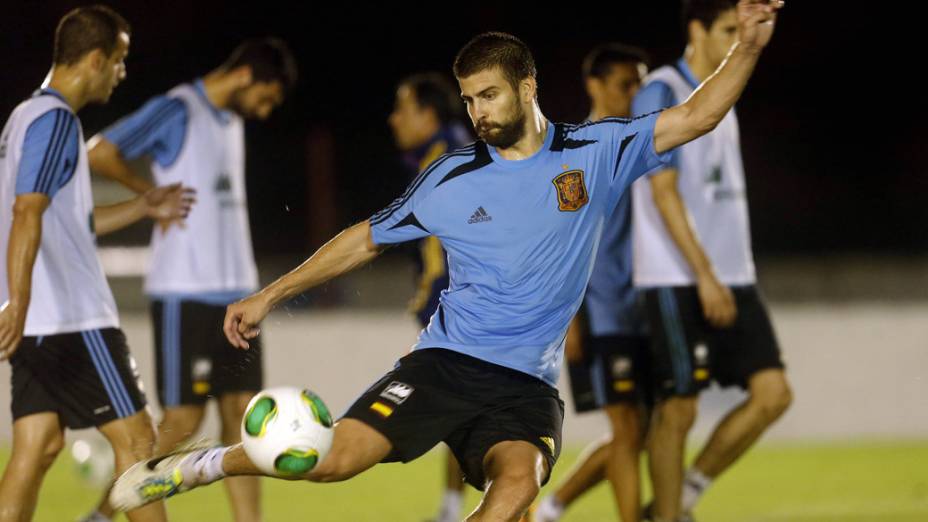 Jogador Piqué durante treino para a Copa das Confederações, em Recife, em 13/06/2013