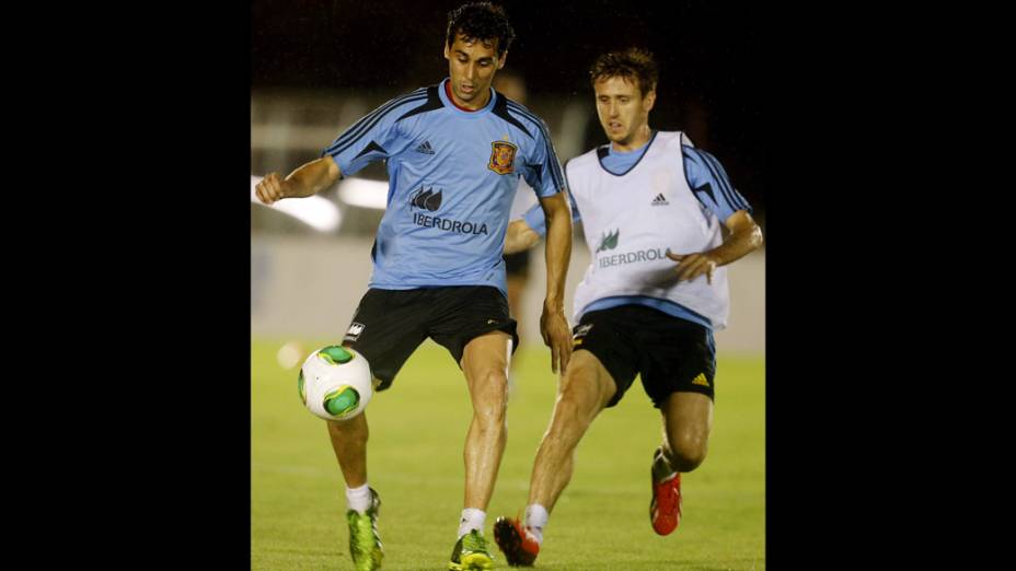Jogador Arbeloa e Ignacio Monreal, durante treino da seleção espanhola em Recife, para enfrentar o Uruguai na Copa das Confedrações, em 13/06/2013