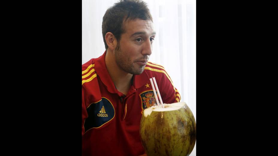 O jogador espanhol Santiago Cazorla toma água de coco, durante coletiva de imprensa, em 14/06/2013