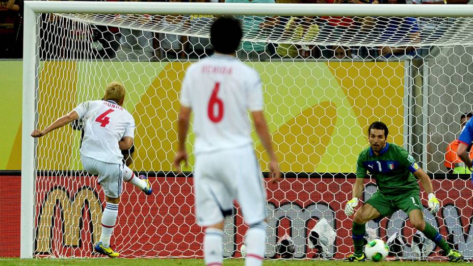 O jogador japonês Keisuke Honda, marca gol de pênalti contra a Itália, pela Copa das Confederações, em Recife