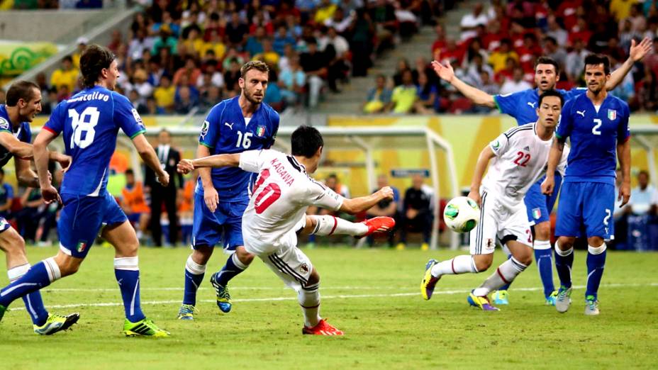 Jogador Shinji Kagawa do Japão, marca o segundo gol contra a Itália, pela Copa das Confederações, em Recife