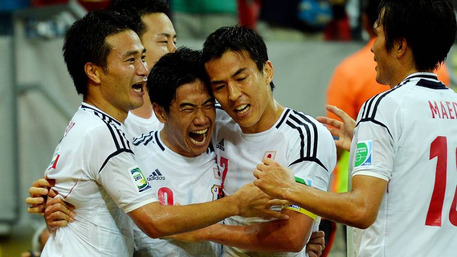 Jogadores do Japão comemoram o segundo gol contra a Itália, pela Copa das Confederações, em Recife