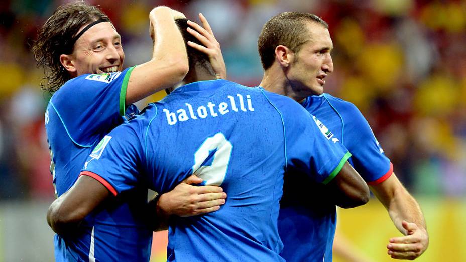 Jogadores da Itália comemora o terceiro gol da Itália contra o Japão, pela Copa das Confederações, em Recife