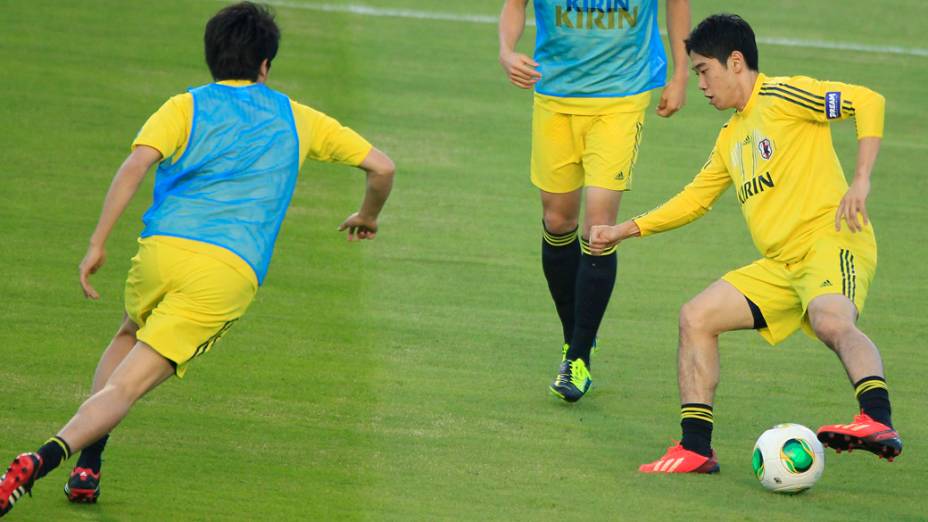 Jogadores japoneses durante treino, antes de enfrentar o Brasil na Copa das Confederações