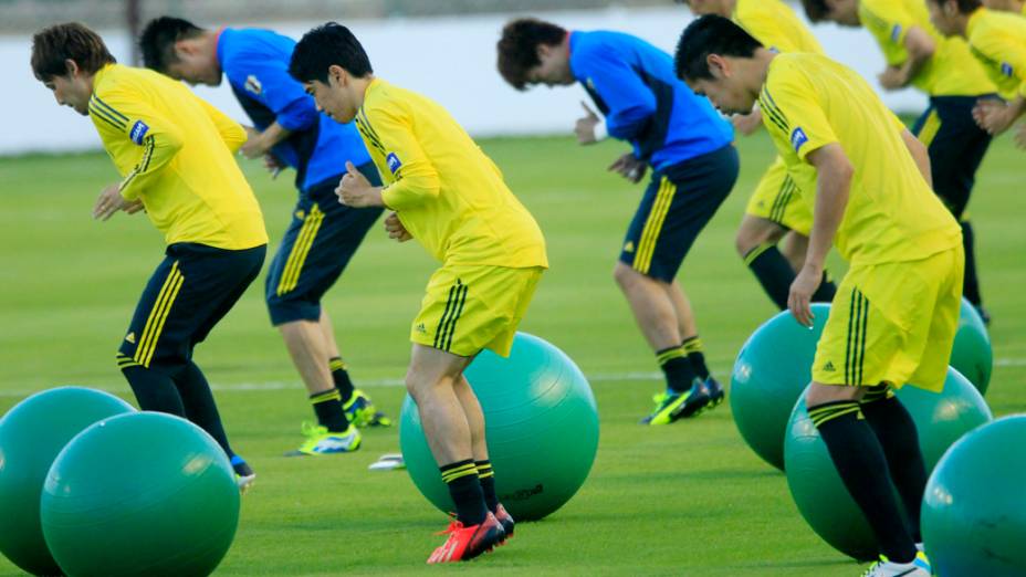 Jogadores do Japão participam de exercício, como treinamento para enfrentar o Brasil pela Copa das Confederações