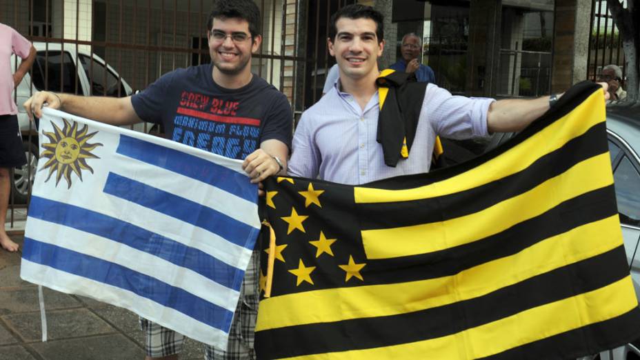 Torcedores do Uruguai seguram bandeiras do país e do Peñarol