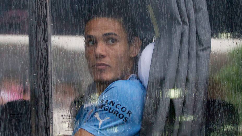  O jogador uruguaio Edinson Cavani após a saída do treino da seleção para a Copa das Confederações