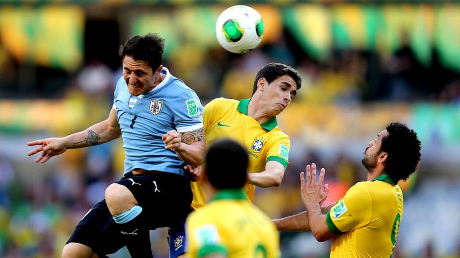 Jogador Oscar, do Brasil, cabeceia a bola no jogo contra o Uruguai, pela Copa das Confederações em Belo Horizonte