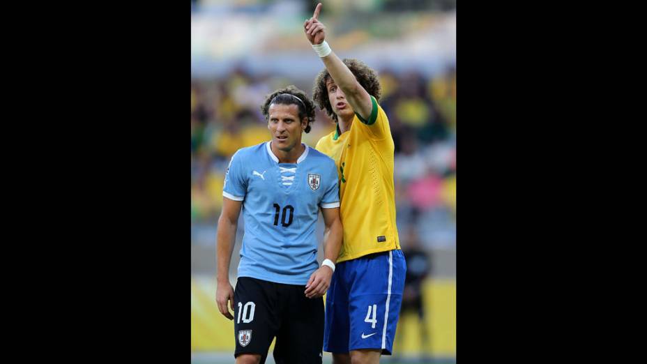 Jogador David Luiz e o uruguaio Forlán, na semifinal da Copa das Confederações, em Belo Horizonte