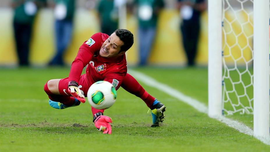 Jogadores comemoram pênalti defendido por Júlio César, contra o Uruguai, na Copa das Confederações