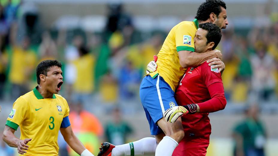 Jogadores do Brasil comemoram pênalti defendido por Júlio César, no jogo contra o Uruguai pela Copa das Confederações, em Belo Horizonte